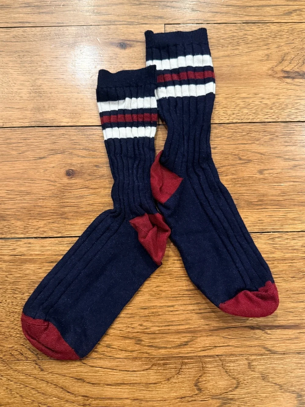 NEVER WORN Tommy Hilfiger Men's Navy Ribbed Crew Socks with Burgundy Accents